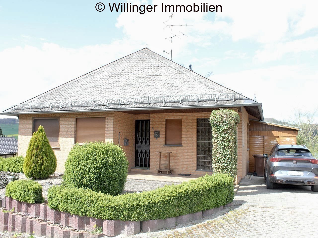 . Ansicht Eingang, Stellplatz und Garage